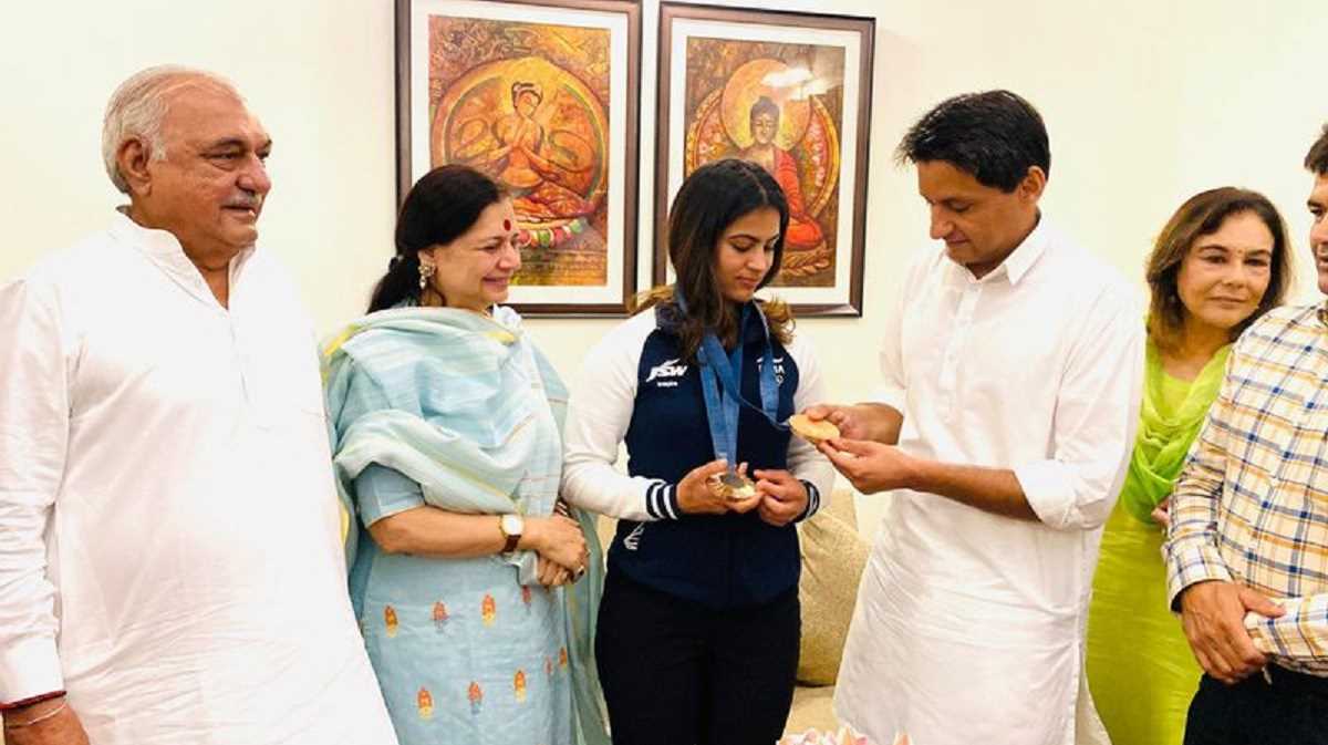 ओलंपिक पदक विजेता मनु भाकर कांग्रेस नेता दीपेंद्र और भूपेंद्र हुड्डा से मिलीं